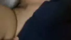 فتاة صغيرة تجلس على  ...