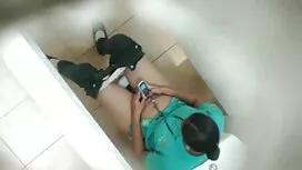 الفتيات القيء مع أجز ...