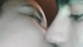 شقراء مع لطيفة الثدي ...