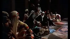 فتاة تمشي عارية في ا ...