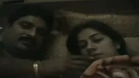 العضلات فتاة جميلة م ...