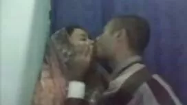 فتاة مع كبير الثدي ت ...