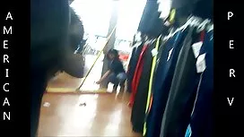 أظهرت الفتاة ثديها ، ...