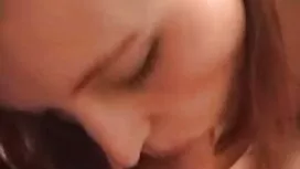 أحمر إدراج يدها في ا ...