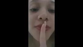 فتاة كبيرة يتلمس افل ...