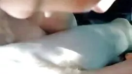 غريب يرتدي قناع الوج ...